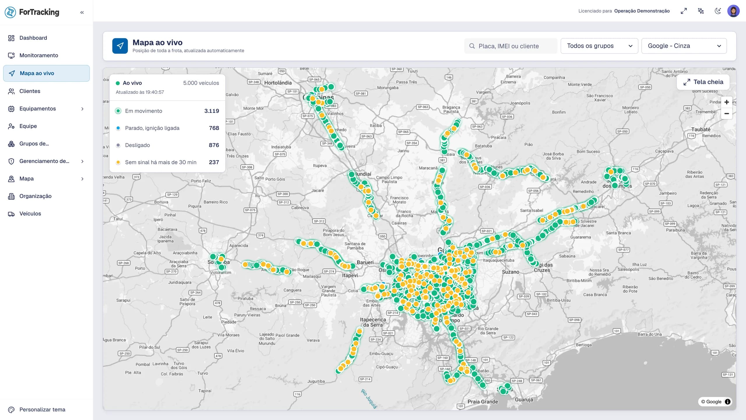 Mapa ao vivo da frota, com a legenda de veículos em movimento, parados, desligados e sem sinal