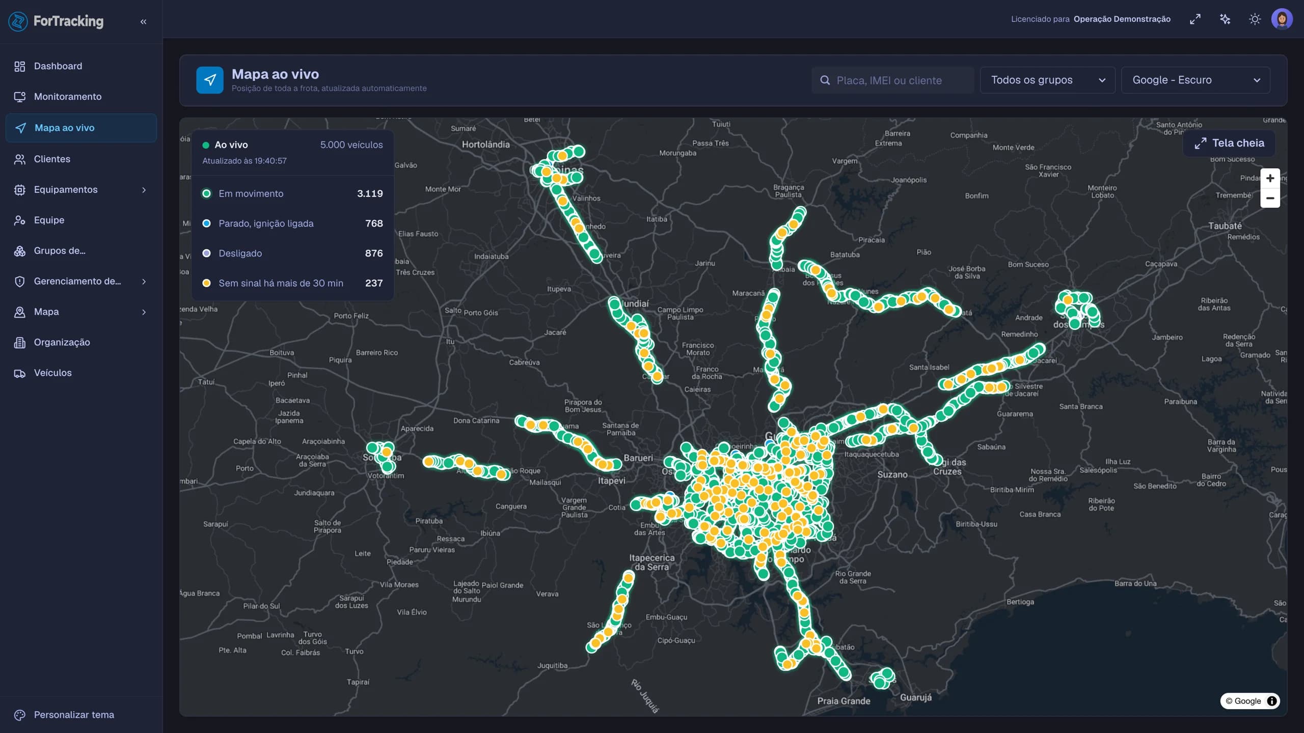 Mapa ao vivo da frota, com a legenda de veículos em movimento, parados, desligados e sem sinal